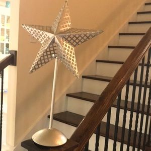STAR IS 18 1/4 length X 11” widest part of star. LED INCLUDED🔥STANDING CANDLE🔥